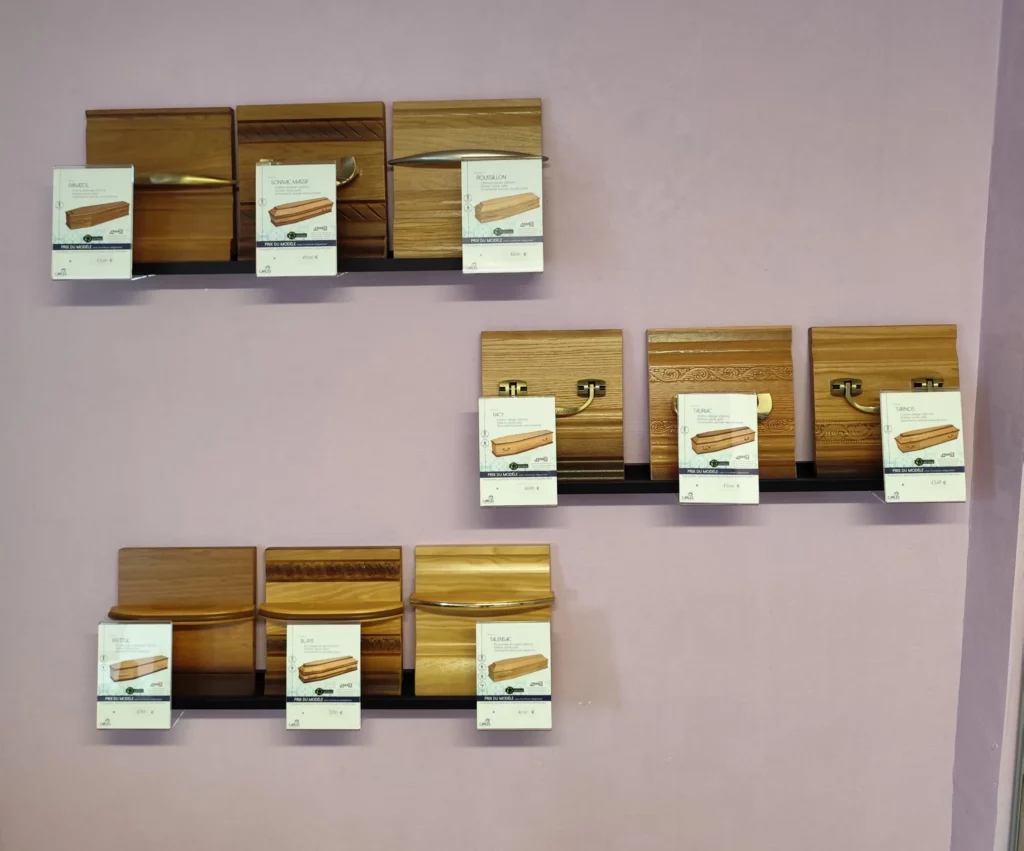 Échantillons de bois et finitions pour modèles de cercueils