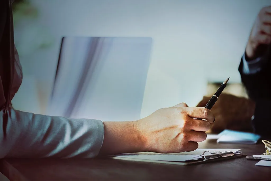 Rédaction d'un avis de décès et démarches funéraires au stylo