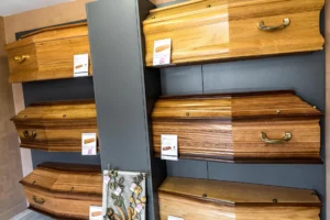 Exposition de cercueils en bois dans l'agence