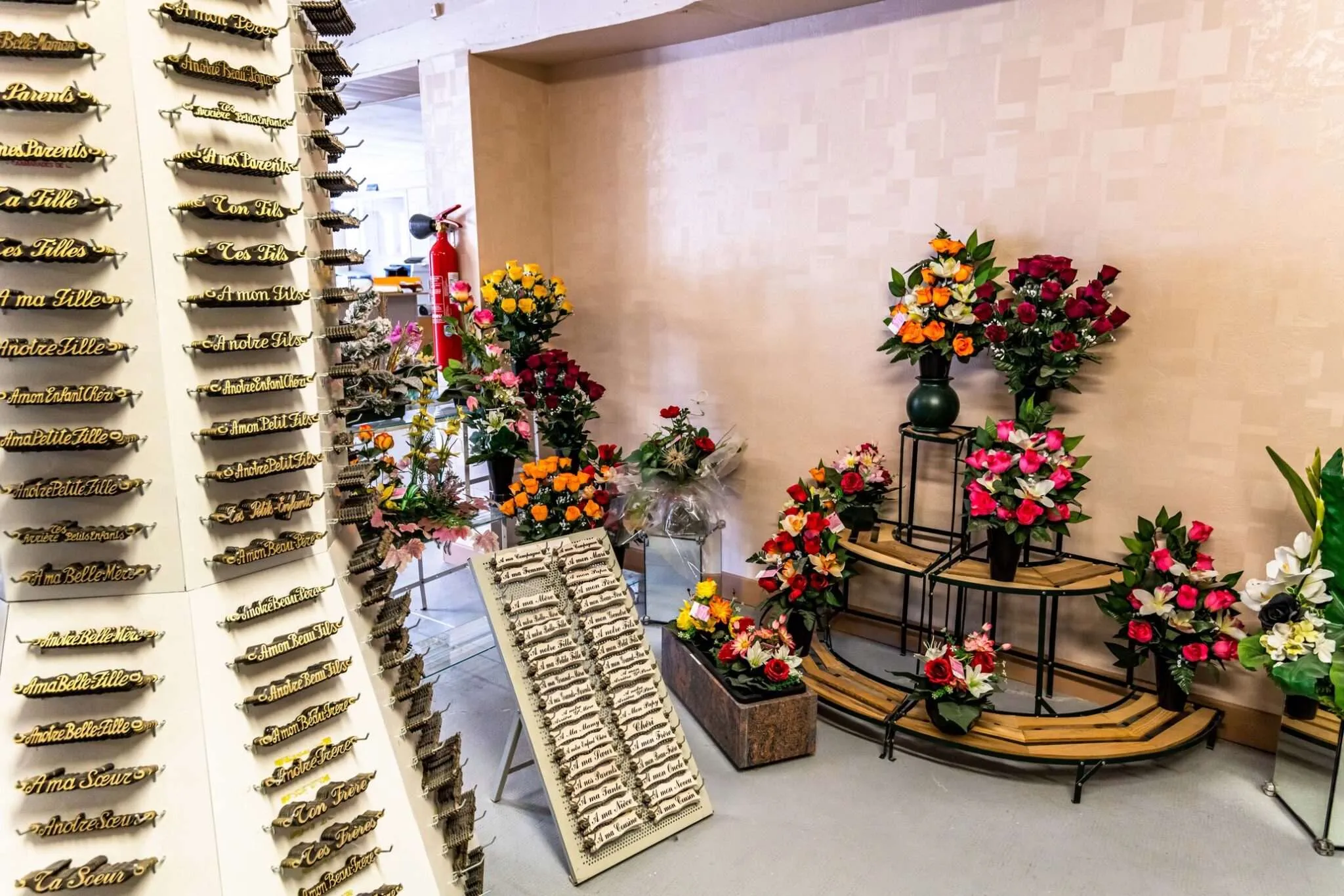 Présentoir d'intercalaires funéraires et fleurs artificielles en magasin