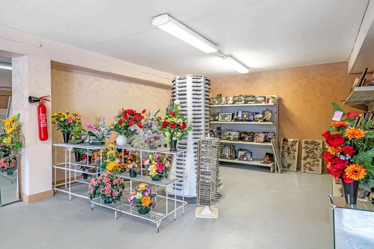 Magasin de pompes funèbres avec fleurs artificielles et articles funéraires
