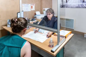 Conseillère de pompes funèbres recevant une famille en agence