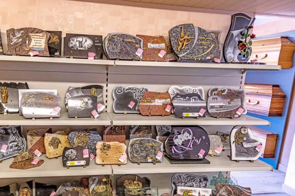 Grand rayonnage de plaques funéraires gravées et gravures personnalisées